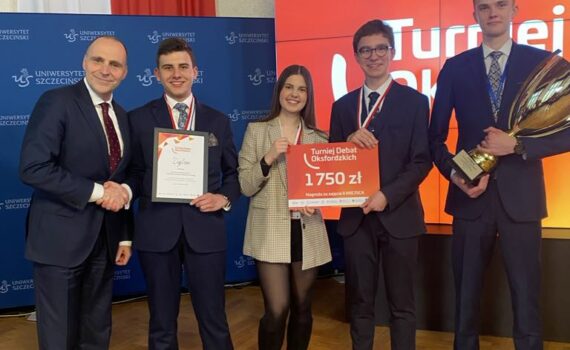 uczniowie biorący udział w Turnieju Debat Oksfordzkich o Puchar Rektora Uniwersytetu Szczecińskiego