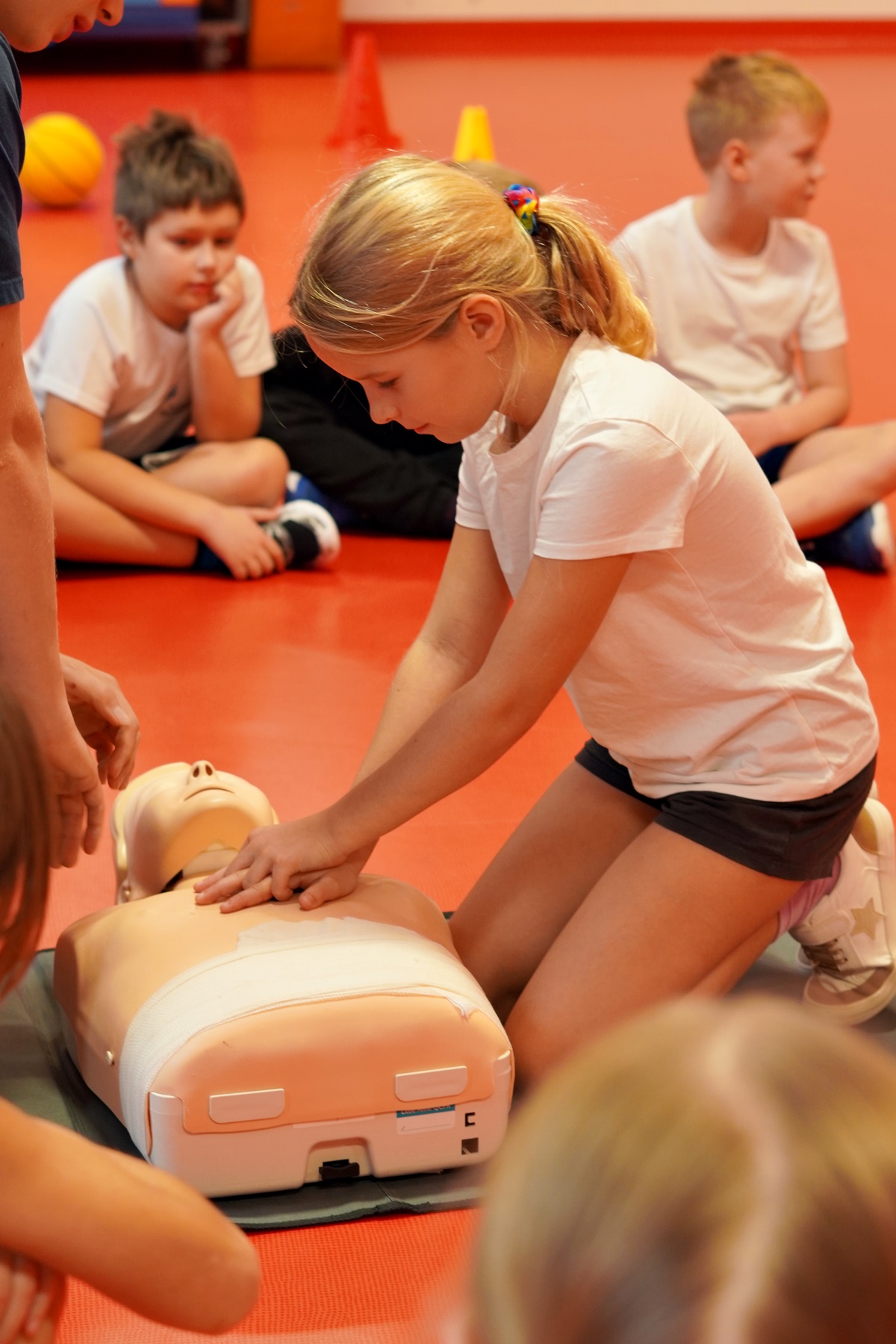 Uczniowie uczą się jak udzielać pierwszą pomoc (8)