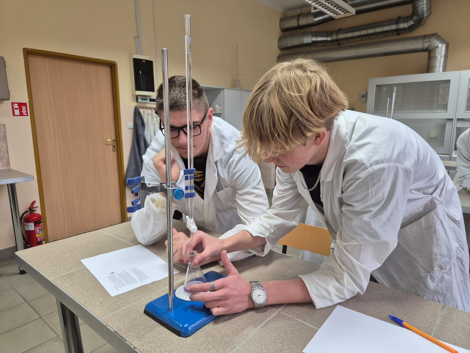 Uczniowie klasy 4Lb podczas zajęć z chemii w laboratorium na ZUT (6)