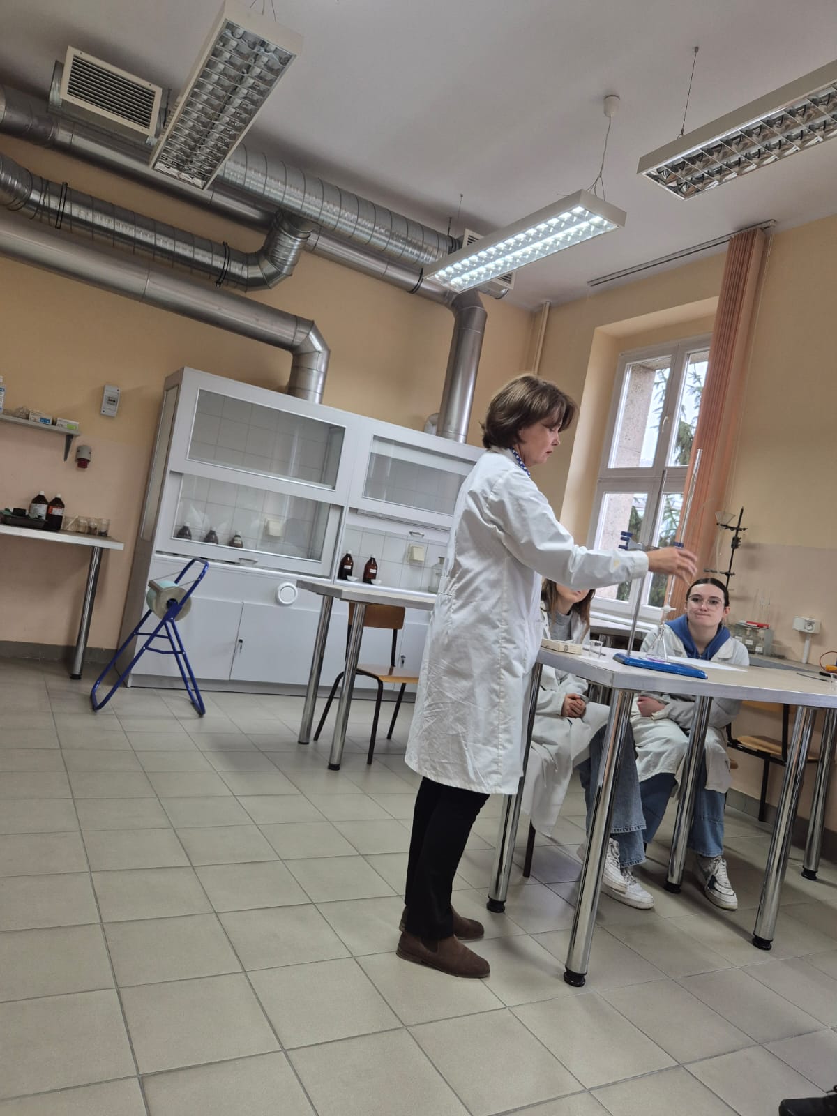 Uczniowie klasy 4Lb podczas zajęć z chemii w laboratorium na ZUT (8)