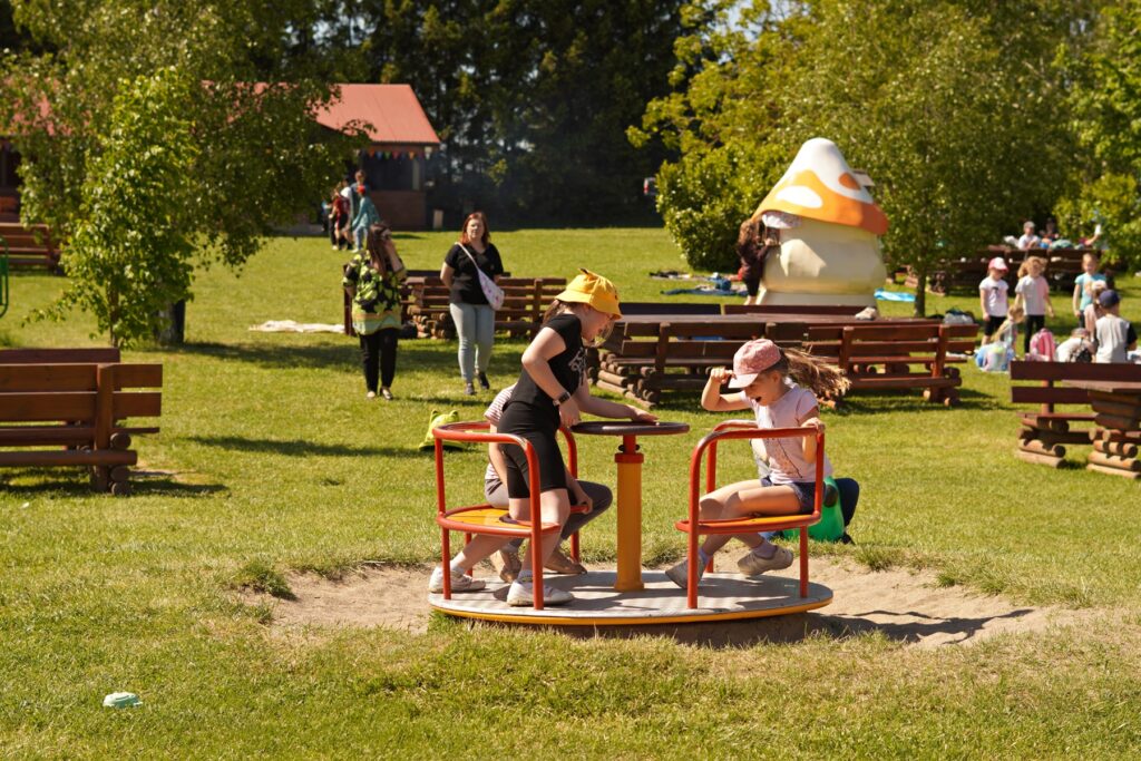 Uczniowie w trakcie zabawy w Smętowicach. W tle widząc plac zabaw.