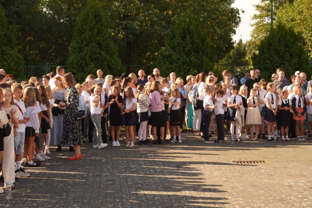 Uroczyste rozpoczęcie szkoły SP 2na placu apelowym.