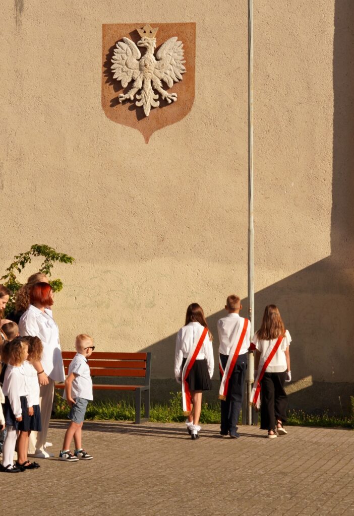 Uroczyste rozpoczęcie szkoły SP 2na placu apelowym.