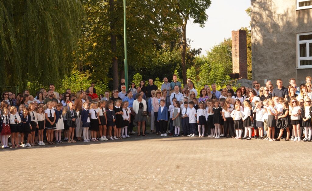 Uroczyste rozpoczęcie szkoły SP 2na placu apelowym.