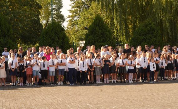 Uroczyste rozpoczęcie szkoły SP 2na placu apelowym.