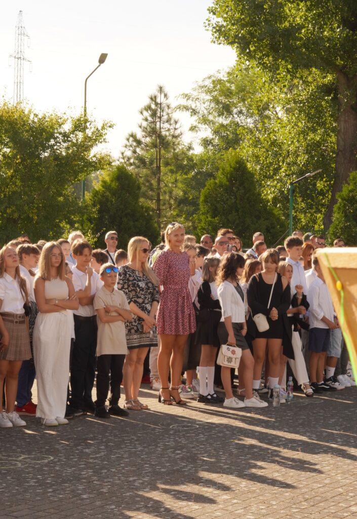 Uroczyste rozpoczęcie szkoły SP 2na placu apelowym.