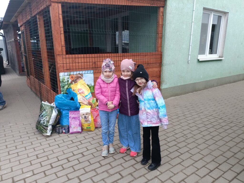 Uczniowie w takcie zbierania karmy dla podopiecznych schroniska 3