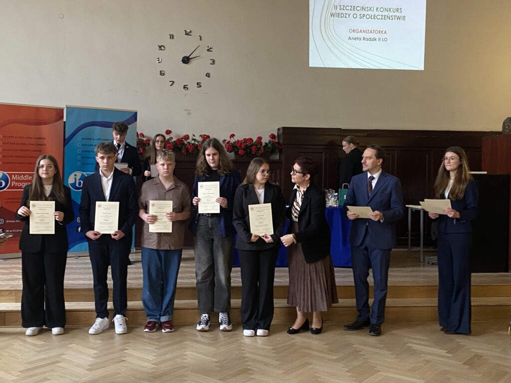 Wreczenie dyplomow uczniom
