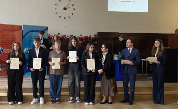 Wreczenie dyplomow uczniom