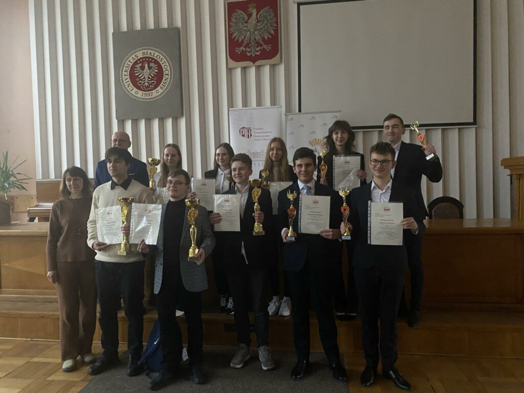 laureaci konkursu wraz z organizatorami