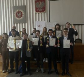 laureaci konkursu wraz z organizatorami