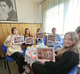 Zdjęcia przestawiają pożegnanie Absolwentów Internatu. W tle widać uczniów i wychowawców.