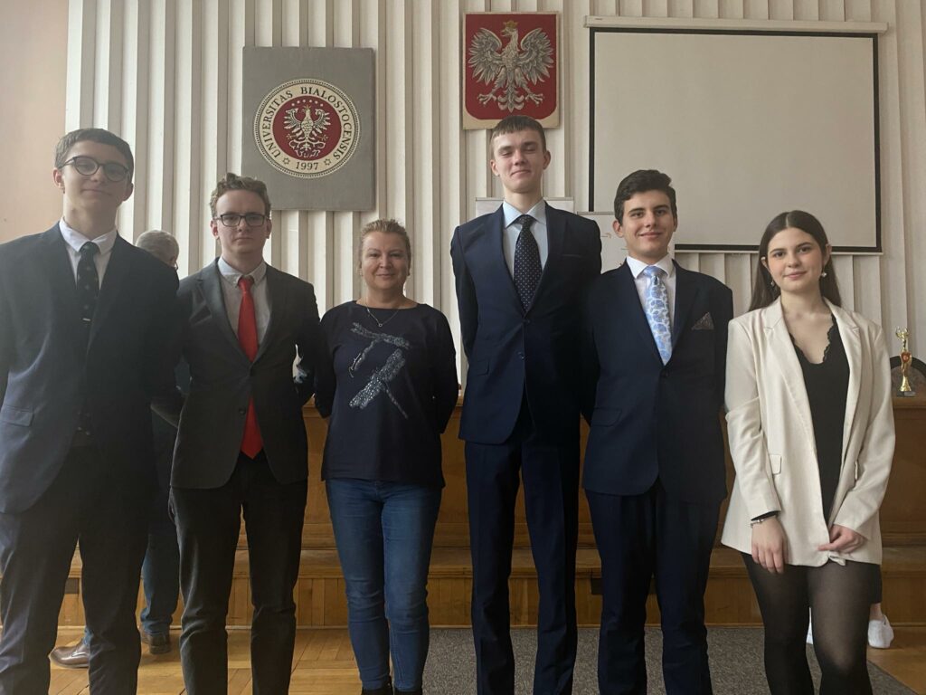 Uczestnicy konkursu wraz z nauczycielką