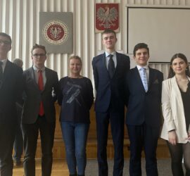 Uczestnicy konkursu wraz z nauczycielką