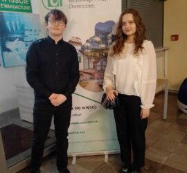 uczeń i uczennica przed banerem Wydział i Inżynierii Chemicznej