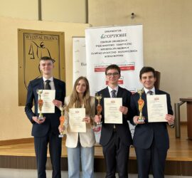 zdjęcie czworga uczniów z dyplomami po zakończonej olimpiadzie