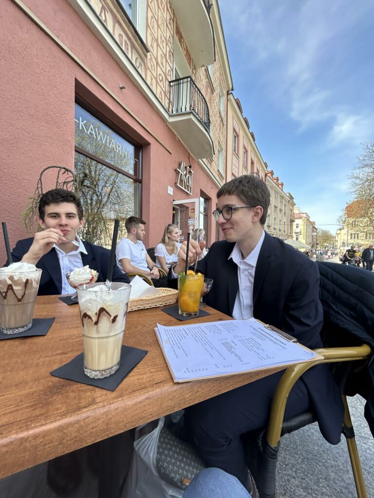 Zdjęcie dwóch uczniów siedzących w kawiarni po zakończonym egzaminie