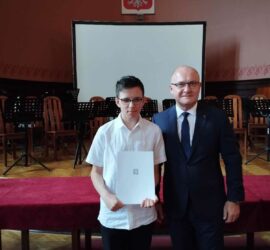 Zdjęcie ucznia z Prezydentem Miasta Szczecina