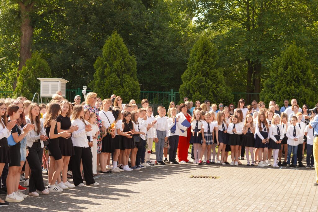 Uczniowie na placu apelowym