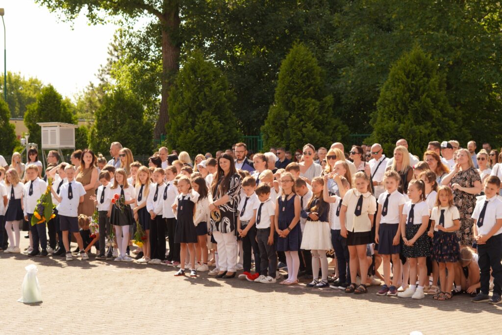 Uczniowie na placu apelowym