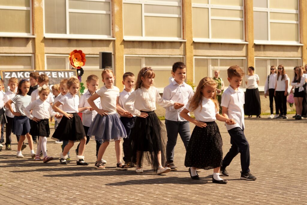 Uczniowie klasy 0 tańczą Poloneza