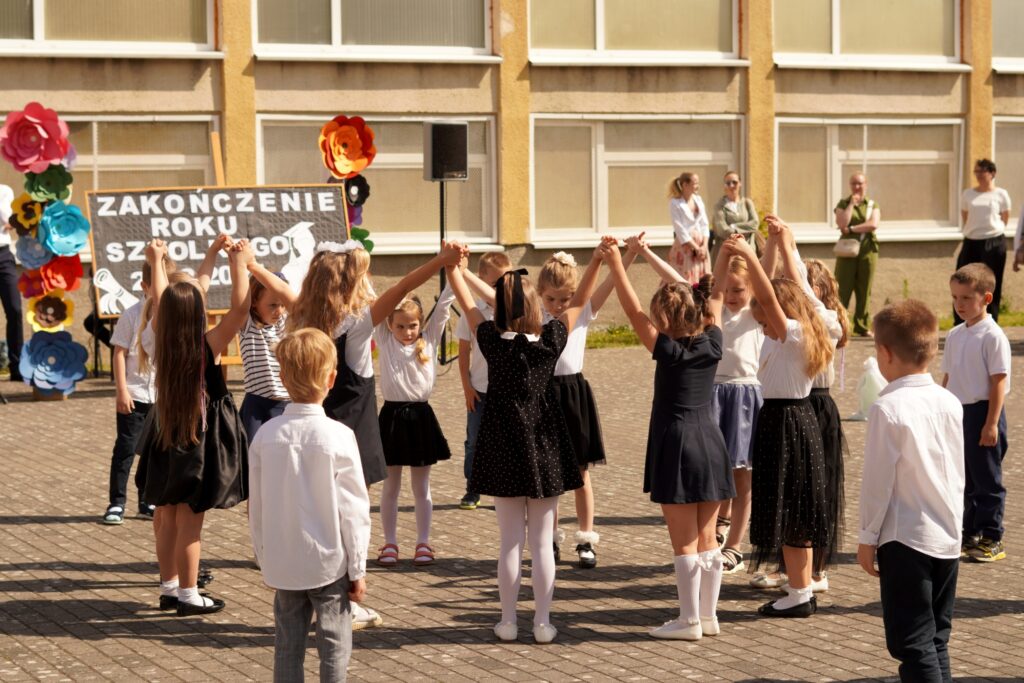 Uczniowie klasy 0 tańczą Poloneza