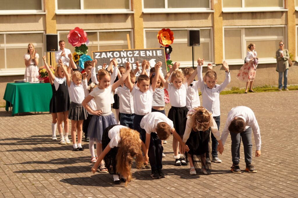 Uczniowie klasy 0 tańczą Poloneza