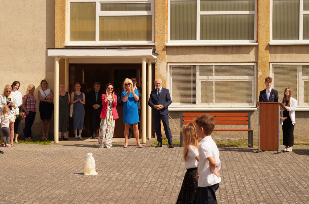 Uczniowie klasy 0 tańczą Poloneza