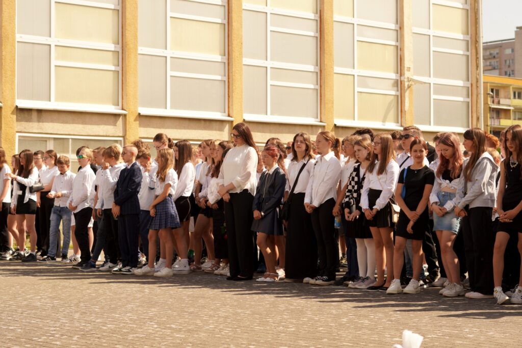 Uczniowie na placu apelowym