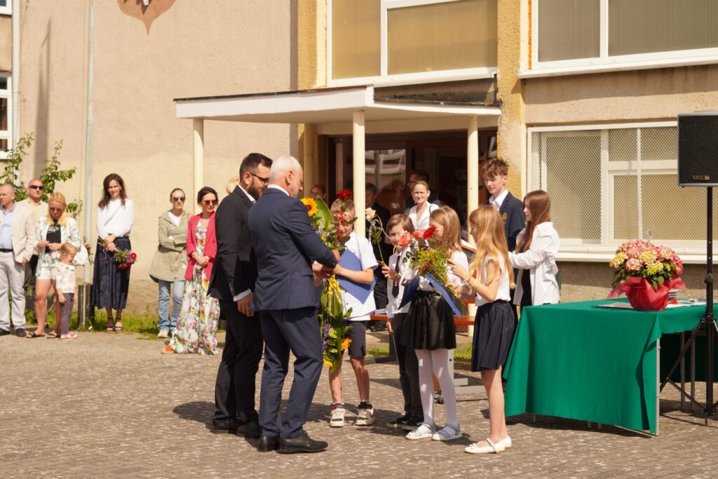 Uczniowie otrzymują wyróżnienie od Dyrekcji Szkoły