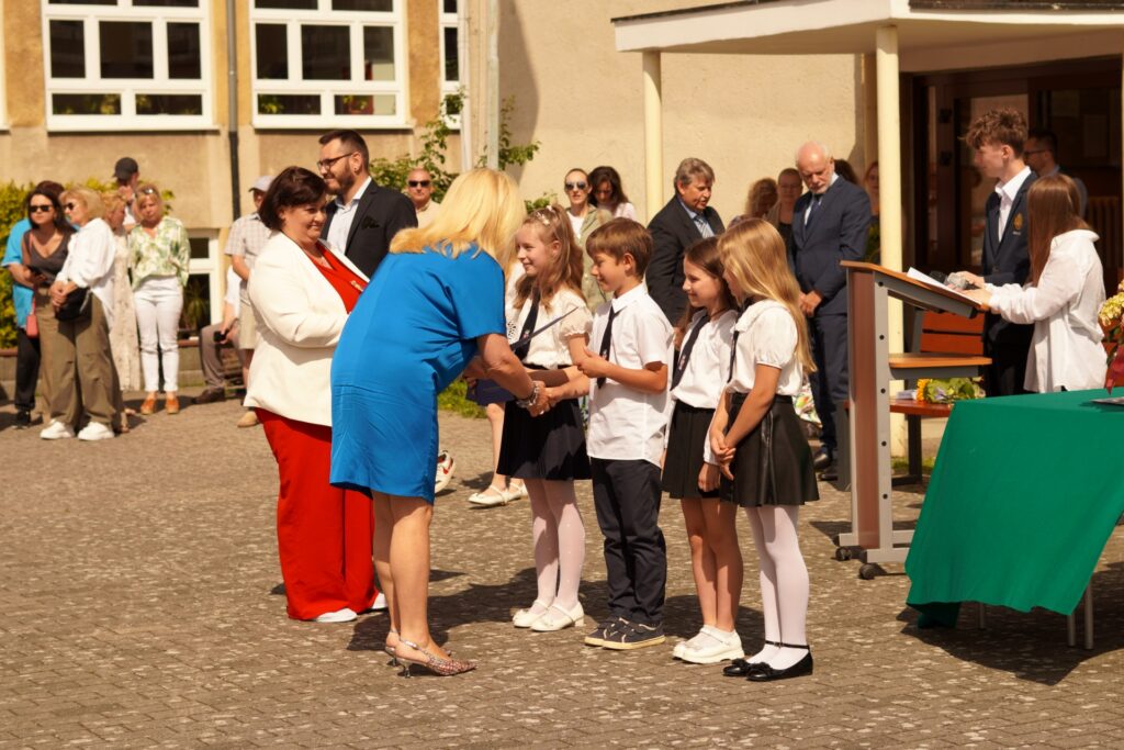 Uczniowie otrzymują wyróżnienie od Dyrekcji Szkoły