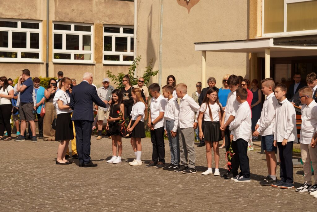 Uczniowie otrzymują wyróżnienie od Dyrekcji Szkoły