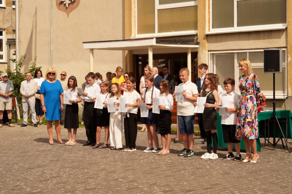 Uczniowie otrzymują wyróżnienie od Dyrekcji Szkoły