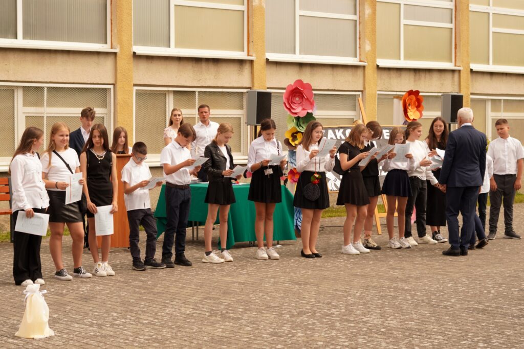 Uczniowie otrzymują wyróżnienie od Dyrekcji Szkoły