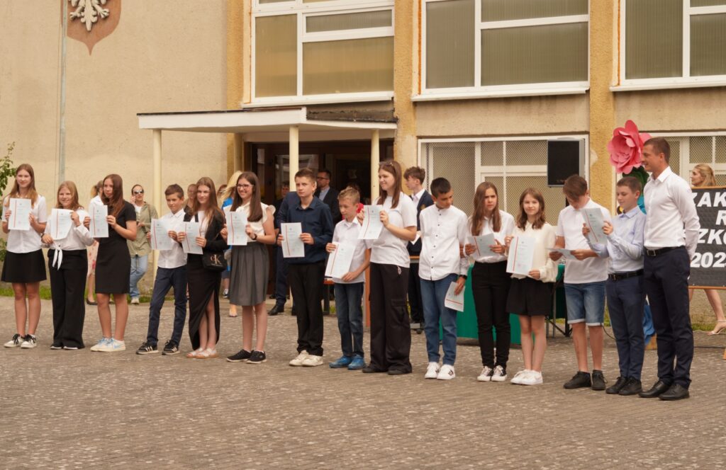 Uczniowie otrzymują wyróżnienie od Dyrekcji Szkoły