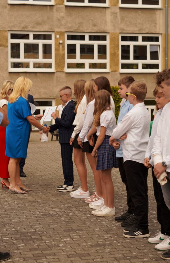 Uczniowie otrzymują wyróżnienie od Dyrekcji Szkoły