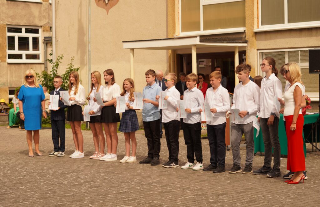 Uczniowie otrzymują wyróżnienie od Dyrekcji Szkoły