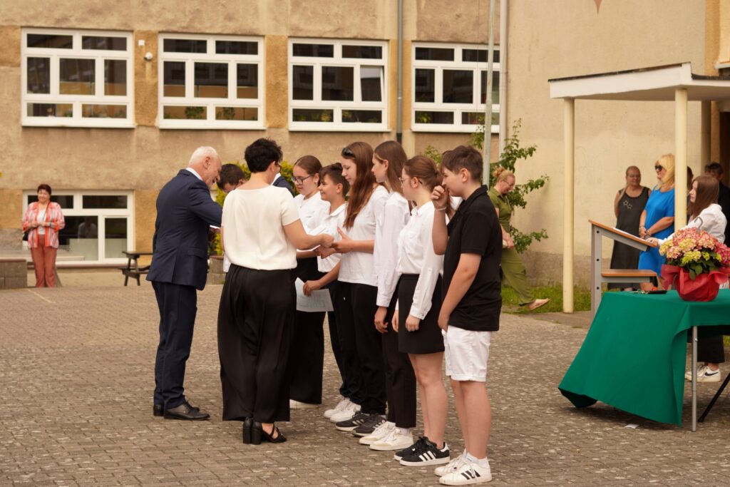 Uczniowie otrzymują wyróżnienie od Dyrekcji Szkoły