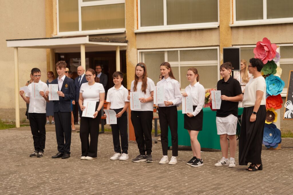 Uczniowie otrzymują wyróżnienie od Dyrekcji Szkoły