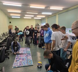 Uczniowie klasy 7b skupieni na programowaniu swoich SkriBotów