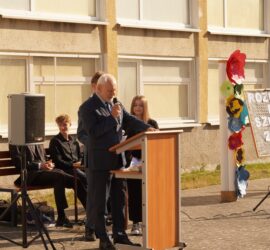 Przemawia dyrektor szkoły. Uroczyste rozpoczęcie szkoły SP 2na placu apelowym.