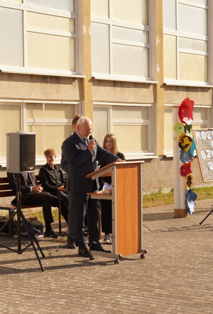Przemawia dyrektor szkoły. Uroczyste rozpoczęcie szkoły SP 2na placu apelowym.