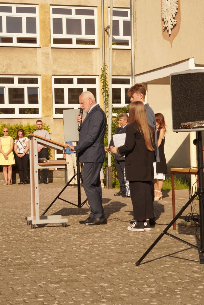 Przemawia dyrektor szkoły.