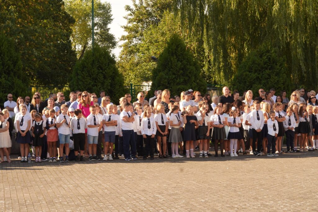 Uczniowie na placu apelowym. Uroczyste rozpoczęcie szkoły SP 2na placu apelowym.