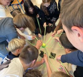 Uczniowie w trakcie przerwy bez telefonów wspólnie bawią się przy grach zespołowych.