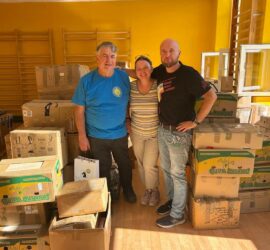 Wolontariusze ZSO 4 wznawiają działalność. Pomoc dla powodzian. W roku szkolnym 2024/25 do wolontariuszy XI L0 dołączyli uczniowie Szkoły Podstawowej nr 2. I to najmłodsi wolontariusze byli przede wszystkim odpowiedzialni za organizację nowej inicjatywy w naszej szkole. Jacek Janiak, Kawaler Orderu Uśmiechu 2013, w porozumieniu z niektórymi szczecińskimi szkołami zaproponował przeprowadzenie zbiórki artykułów szkolnych dla dzieci i młodzieży dotkniętych powodzią ze Szkoły Podstawowej nr 3 im. Kawalerów Uśmiechu w Głuchołazach . Przystąpili do niej uczniowie ZSO 4, a w ramach akcji zebrano przede wszystkim: - kredki, ołówki, pisaki, długopisy, - bloki rysunkowe, techniczne, kolorowe, - linijki, ekierki, cyrkle, nożyczki, temperówki, - plakatowe, akwarelowe, pędzle, - zeszyty, notesy, - piórniki, plecaki. W ramach pomocy powodzianom wolontariusze ZSO 4 dołączyli też do akcji Caritas, zbierając środki czystości. Akcje zakończyły się dużym powodzeniem. Wszystkie zebrane dary zostały przekazane pokrzywdzonym. Dziękujemy wszystkim za każdą okazaną pomoc.