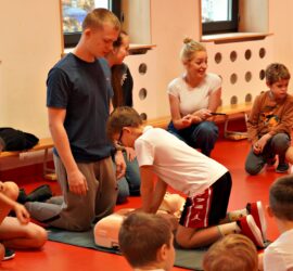 Na zdjęciach widoczni są licealiści i uczniowie klas 1 3 biorący udział w zajęciach z pierwszej pomocy przedmedycznej (1)