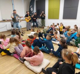 Na zdjęciach znajdują się uczniowie podczas warsztatów umuzykalniających (6)