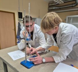 Uczniowie klasy 4Lb podczas zajęć z chemii w laboratorium na ZUT (6)