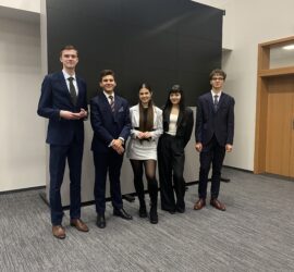 Uczniowie biora udzial W TURNIEJU DEBAT OKSFORDZKICH „PUCHAR DNI PRAW CZLOWIEKA „ 6 1